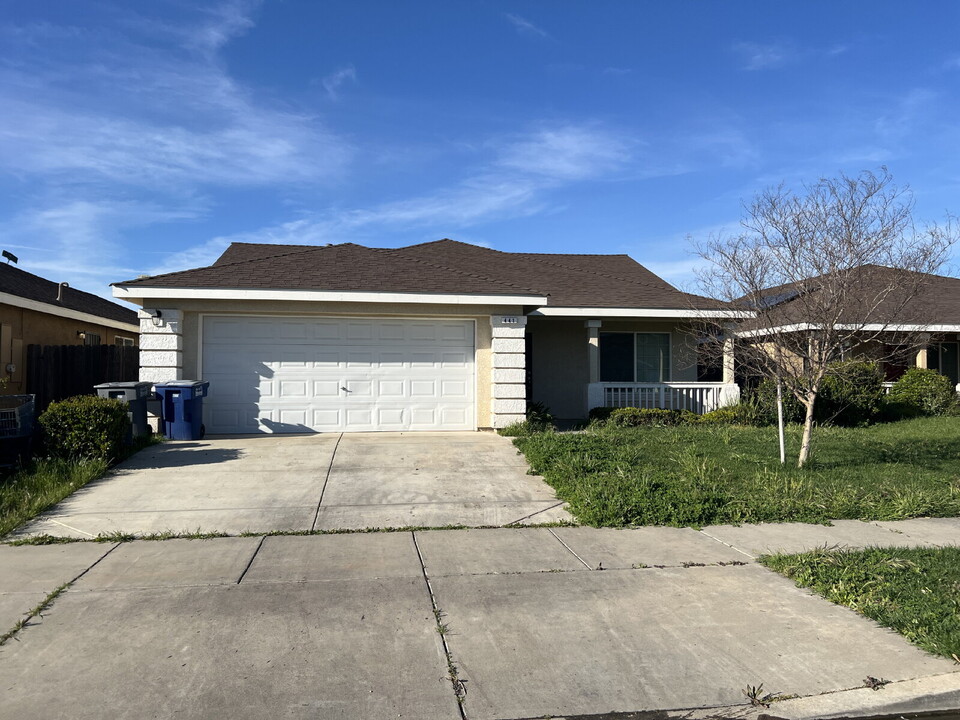 441 E San Pedro St in Merced, CA - Building Photo