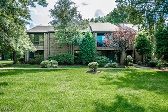 318 Willowbrook Dr in North Brunswick, NJ - Building Photo - Building Photo