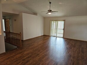 300 Emmett Trail in Harrisburg, SD - Foto de edificio - Building Photo