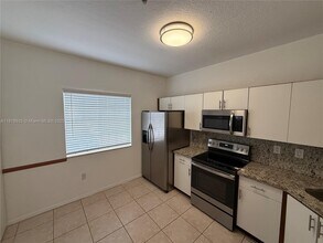 5620 NW 114th Path in Doral, FL - Building Photo - Building Photo