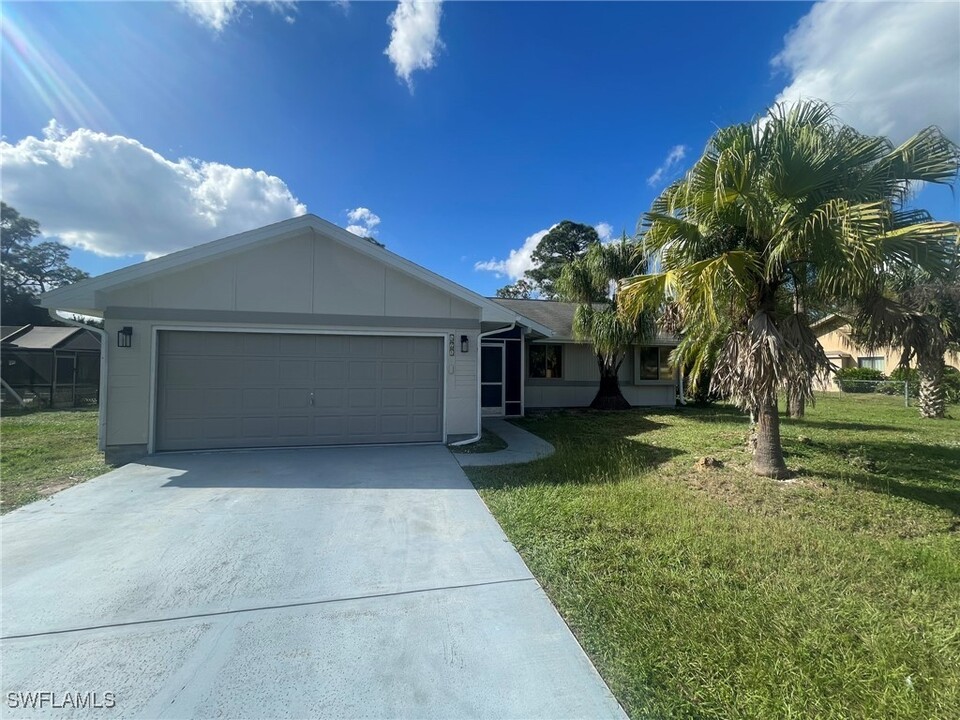 621 Glenn Ave in Lehigh Acres, FL - Foto de edificio