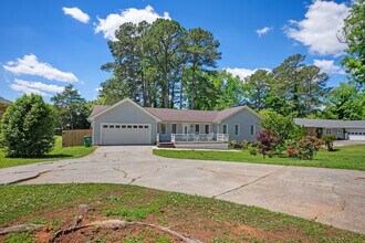 Room in House on Greg Dr SW in Lilburn, GA - Building Photo - Building Photo