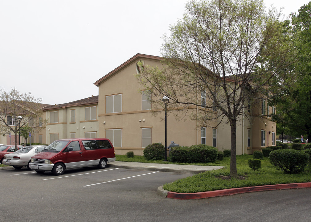 Rolling Oaks in Rocklin, CA - Building Photo