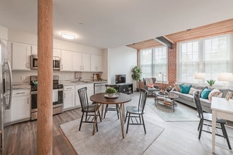 Sterling Lofts (A 55+ Community) in Attleboro, MA - Foto de edificio - Interior Photo