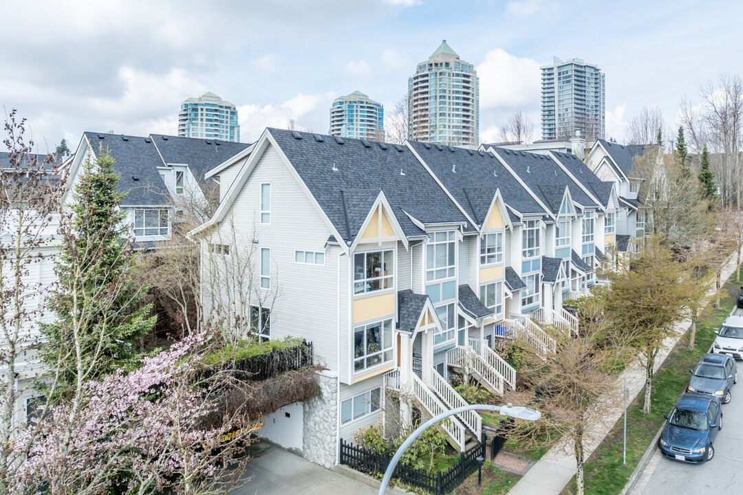 6798 Beresford St in Burnaby, BC - Building Photo