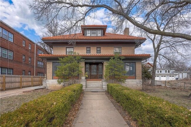property at 712 E Armour Blvd