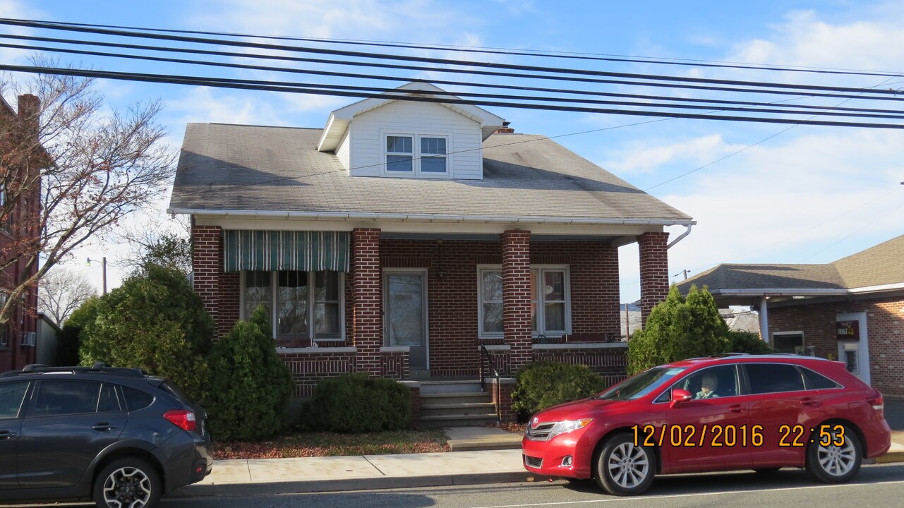431 Main St, Unit 1st floor in Red Hill, PA - Building Photo