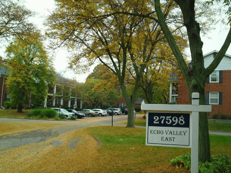 27598 Echo Valley W in Farmington Hills, MI - Building Photo