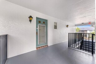 8000 Lagos De Campo Blvd in Tamarac, FL - Building Photo