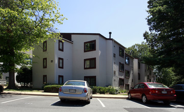 Stonegate Village in Reston, VA - Foto de edificio - Building Photo