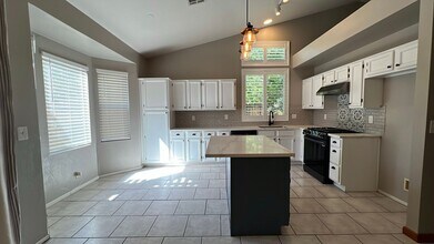 2556 Cloverdale Ct in Palmdale, CA - Building Photo - Building Photo