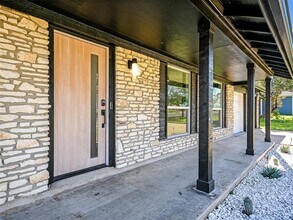 11711 Sterlinghill Dr in Austin, TX - Building Photo - Building Photo