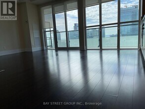 300 Front St W in Toronto, ON - Building Photo - Building Photo