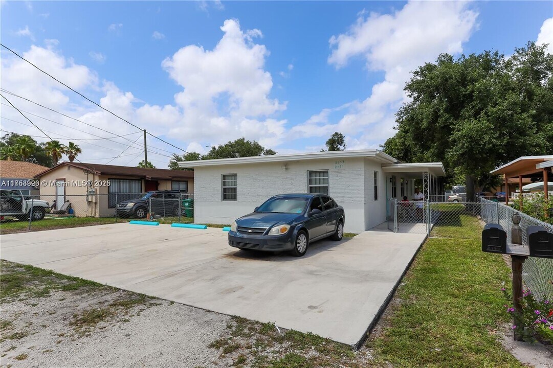 2171 NW 100th St in Miami, FL - Foto de edificio