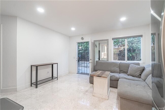 376 Miraleste Dr in Los Angeles, CA - Building Photo - Building Photo