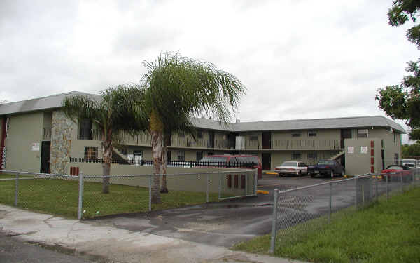 922 NW 1st Ave in Homestead, FL - Foto de edificio - Building Photo