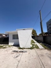 2431 NW 23rd St in Miami, FL - Building Photo - Building Photo