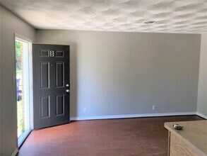 211 Skyway Dr-Unit -8 in Euless, TX - Building Photo - Building Photo