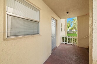8285 Sunrise Lakes Blvd in Sunrise, FL - Building Photo - Building Photo