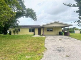 322 NE 11th Pl in Cape Coral, FL - Building Photo