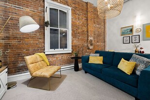 562 Yates St in Victoria, BC - Building Photo