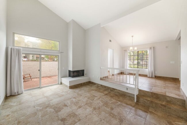 2 Summerset in Irvine, CA - Foto de edificio - Building Photo