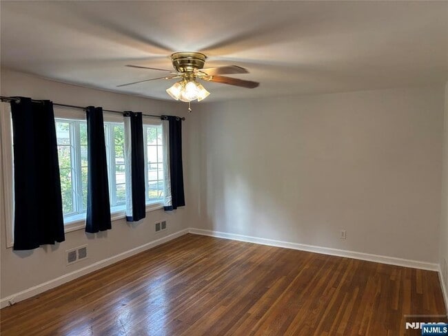 31 Farview Terrace in Paramus, NJ - Building Photo - Building Photo