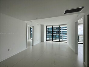 1300 S Miami Ave, Unit 1209 in Miami, FL - Building Photo - Building Photo