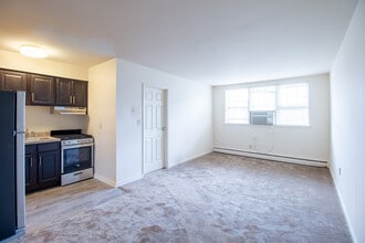 Stiles Manor in Elizabeth, NJ - Foto de edificio - Building Photo