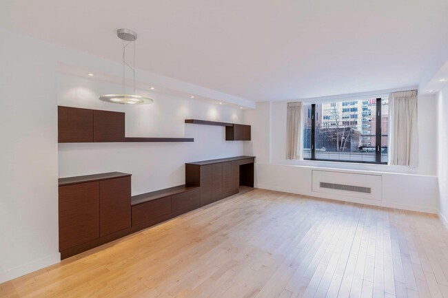 30 W 61st St in New York, NY - Building Photo - Building Photo