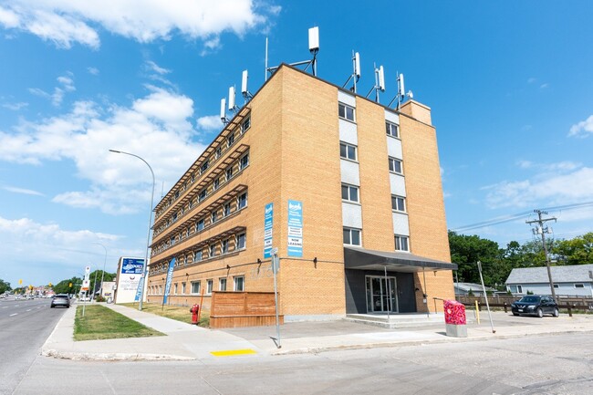 2075 Portage Apartment in Winnipeg, MB - Building Photo - Building Photo