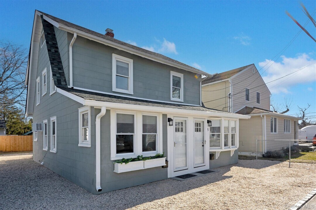 5 Warren Ave in Bayville, NY - Building Photo