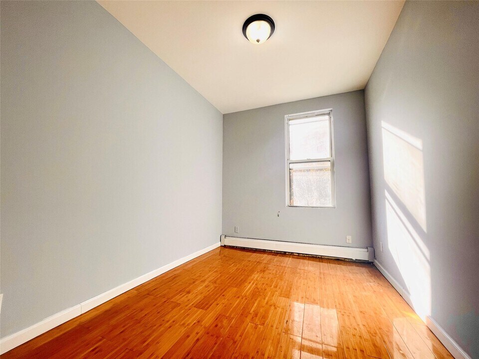 124-12 Metropolitan Ave in Queens, NY - Building Photo