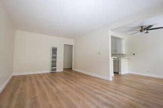 La Casa Blanca in Costa Mesa, CA - Foto de edificio - Building Photo