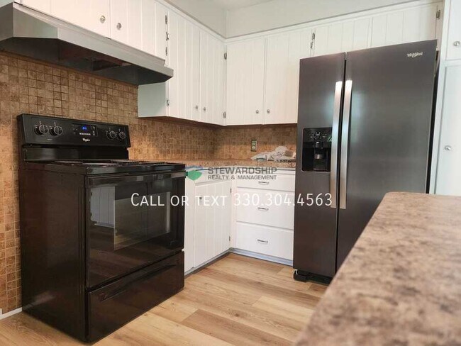 8250 E Wadora Cir NW in North Canton, OH - Building Photo - Building Photo