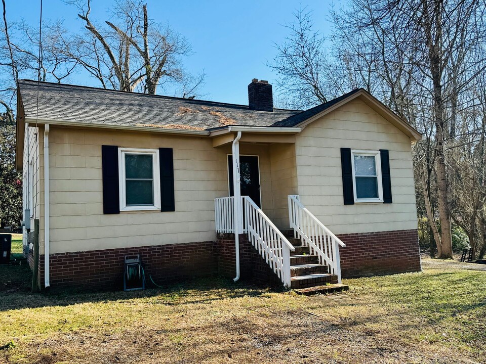 111 Hilltop St in Mount Holly, NC - Building Photo