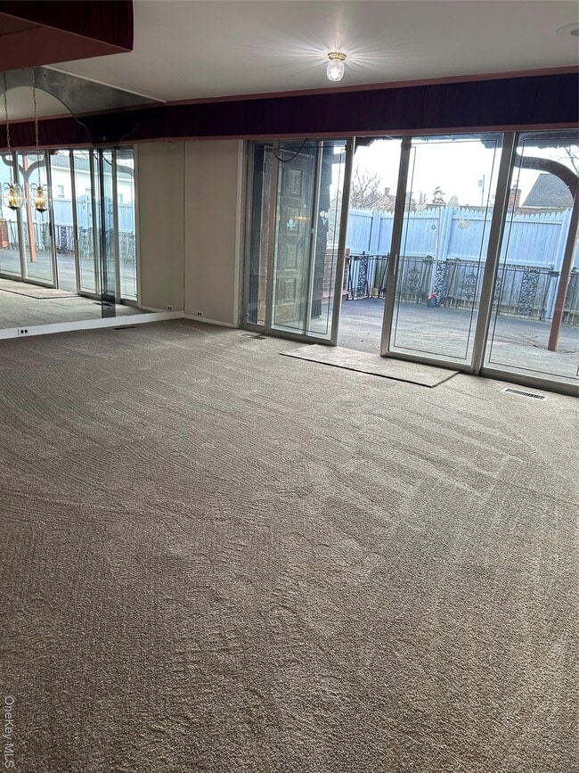 125 W Hoffman Ave in Lindenhurst, NY - Building Photo - Building Photo