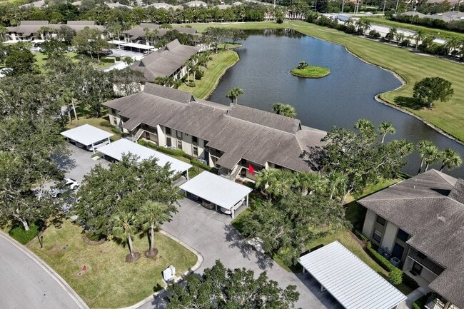 33 Plantation Dr, Unit 205 in Vero Beach, FL - Building Photo - Building Photo