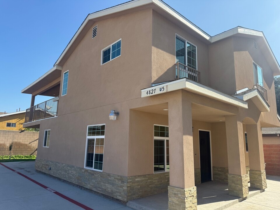 4827 Santa Ana St in Cudahy, CA - Foto de edificio