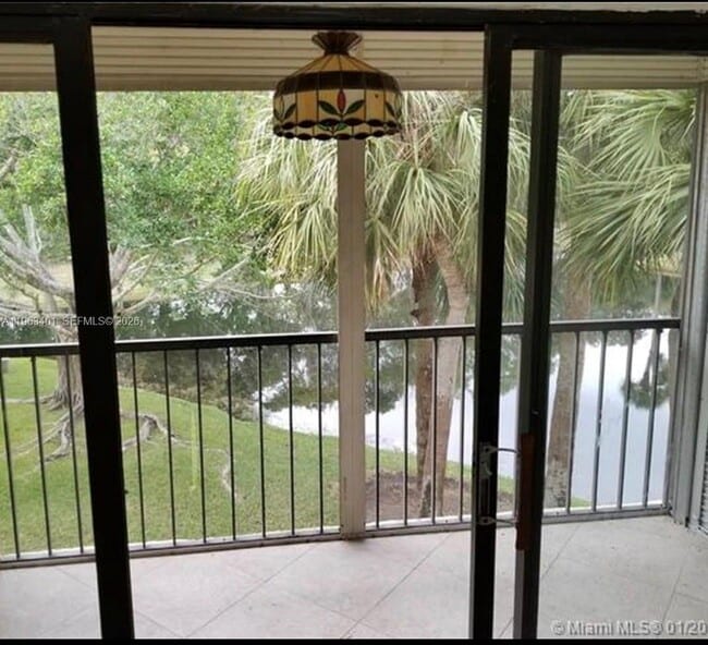 309 Lakeview Dr in Weston, FL - Building Photo - Building Photo