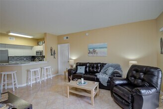 15625 Ocean Walk Circle in Ft. Myers, FL - Foto de edificio - Building Photo