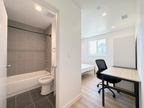 1654 W35th Private Suite—Co-living Life in Los Angeles, CA - Foto de edificio - Building Photo