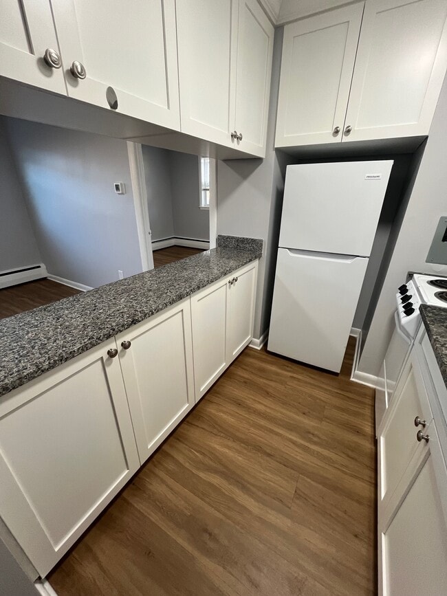 15 Fairfax Ave, Unit B-2 in West Hartford, CT - Building Photo - Building Photo