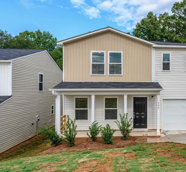 242 Christopher St in Duncan, SC - Building Photo