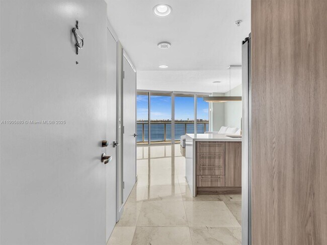 665 NE 25th St in Miami, FL - Foto de edificio - Building Photo