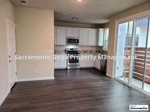 4451 Ocean Ln in Elk Grove, CA - Building Photo - Building Photo