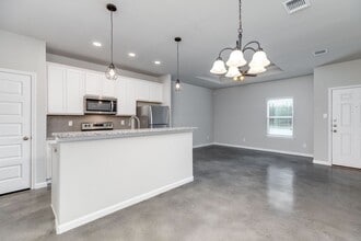 938 Country Club Dr in Seguin, TX - Building Photo - Building Photo
