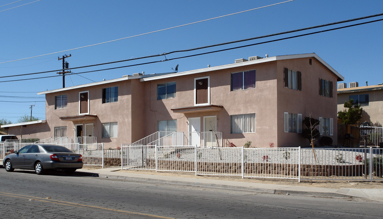 16487 Lariat Rd in Victorville, CA - Building Photo