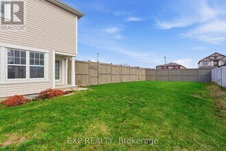 100 Cranesbill Rd in Ottawa, ON - Building Photo - Building Photo