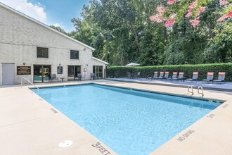 Lake Brandt Apartments in Greensboro, NC - Foto de edificio - Building Photo